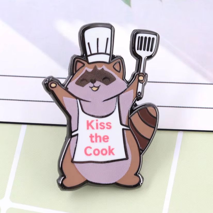 Funny Raccoon Enamel Pin Kiss  - Kitchen Baker 评论和价格